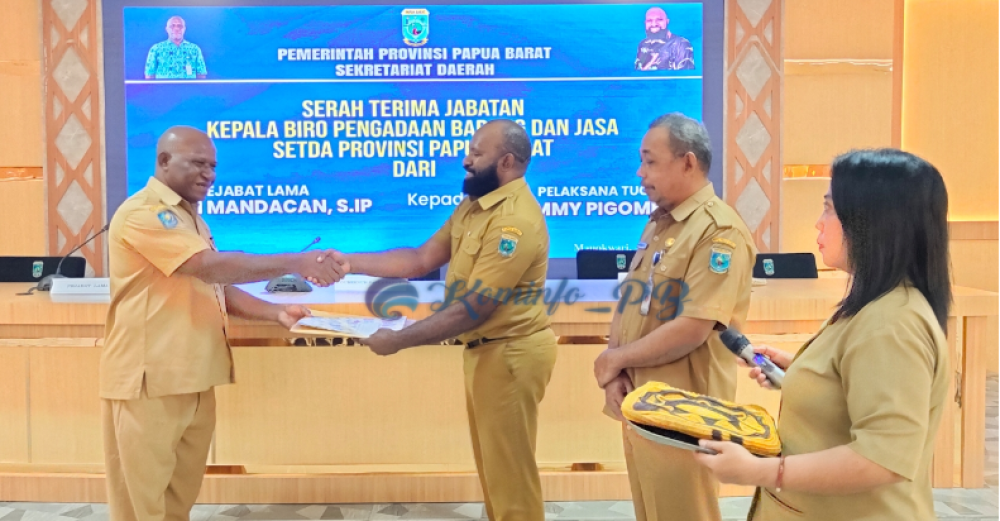 Serahterima Jabatan Kepala Biro Yang Lama (Bpk.Wempi Mandacan) Ke kepala Biro Yang baru (Bpk.Jemy Pigome.ST)